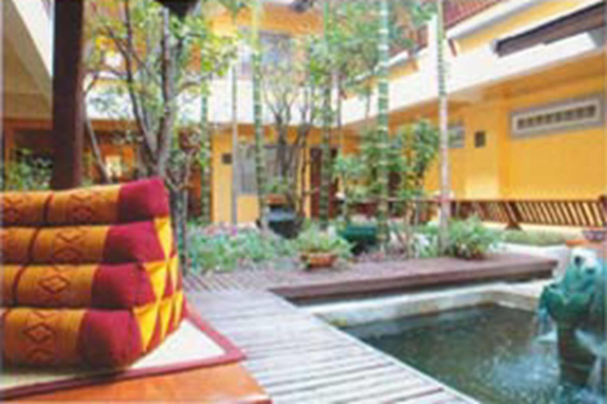 Tadkham Village, Hotel