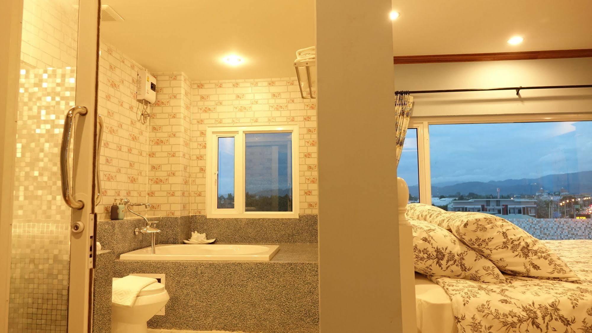 The Lilly Hotel 3*