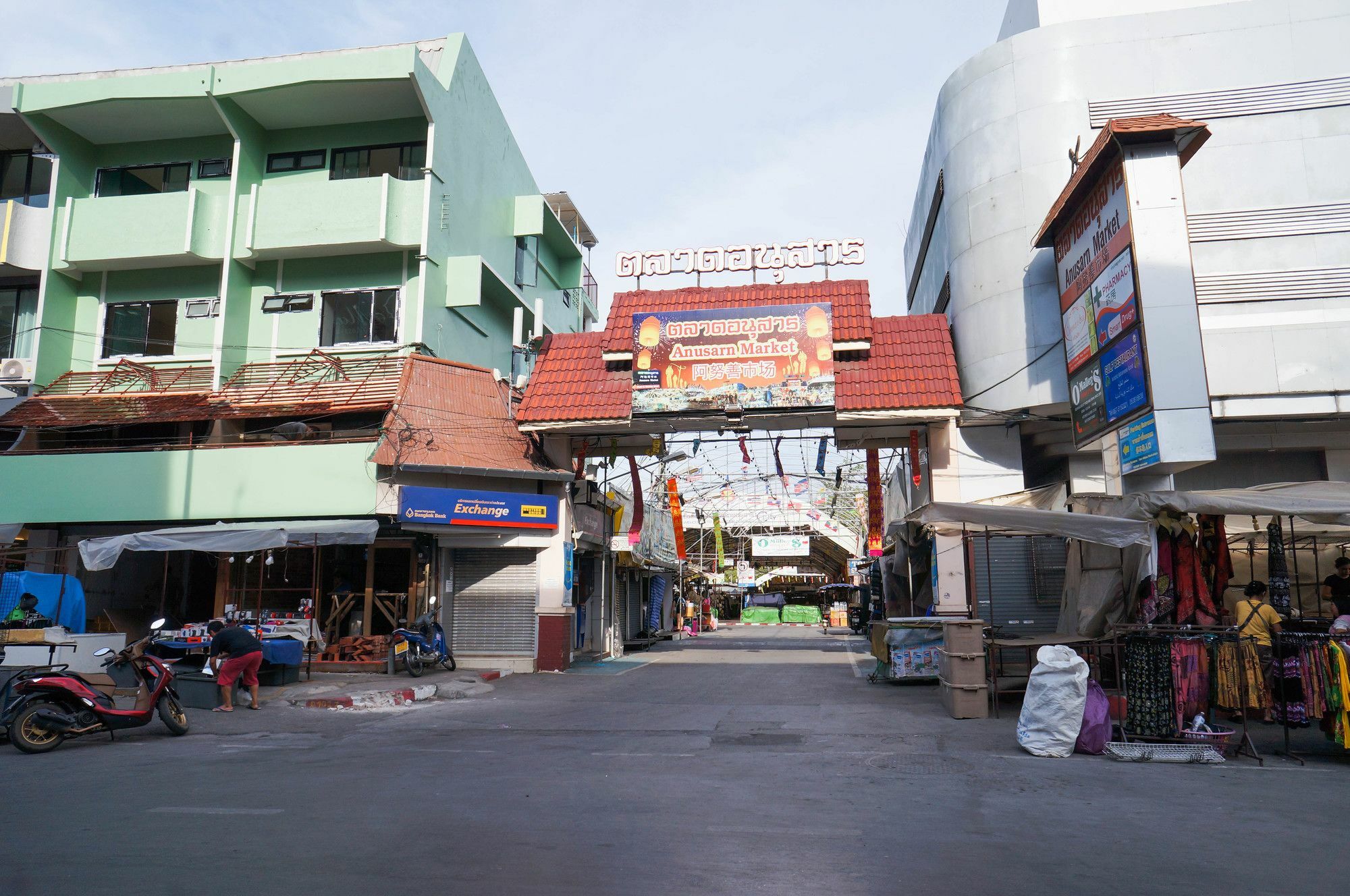 Lux Night Bazaar 2*