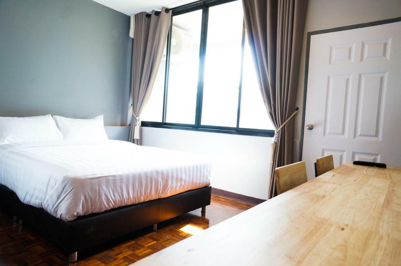 Lux Night Bazaar Hotel 2*