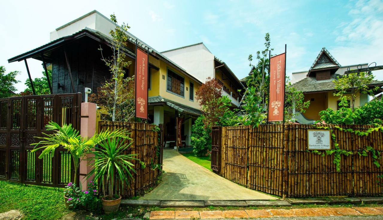 Tadkham Village, Hotel