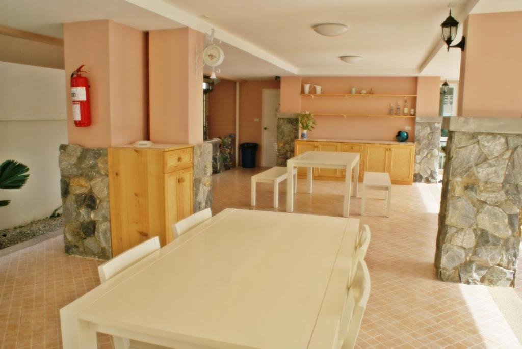 Triple Palms House 2*