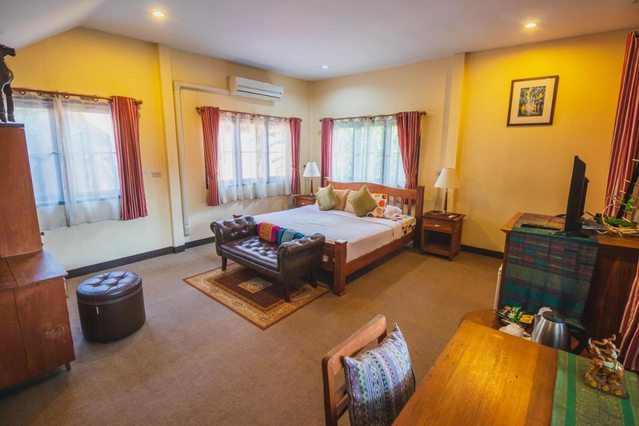 Joy's House & Tour Bed & Breakfast