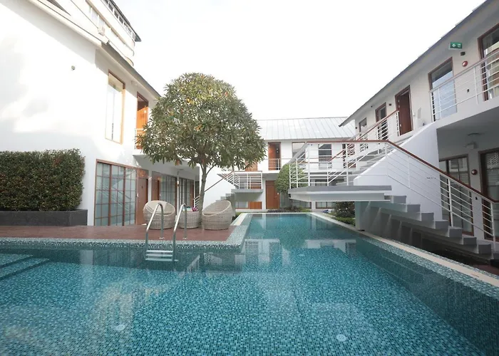 Four O\'Clock Hotel