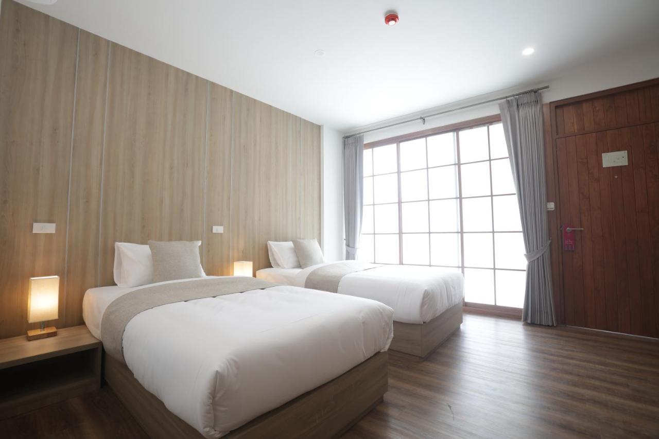 Four O'clock Hotel