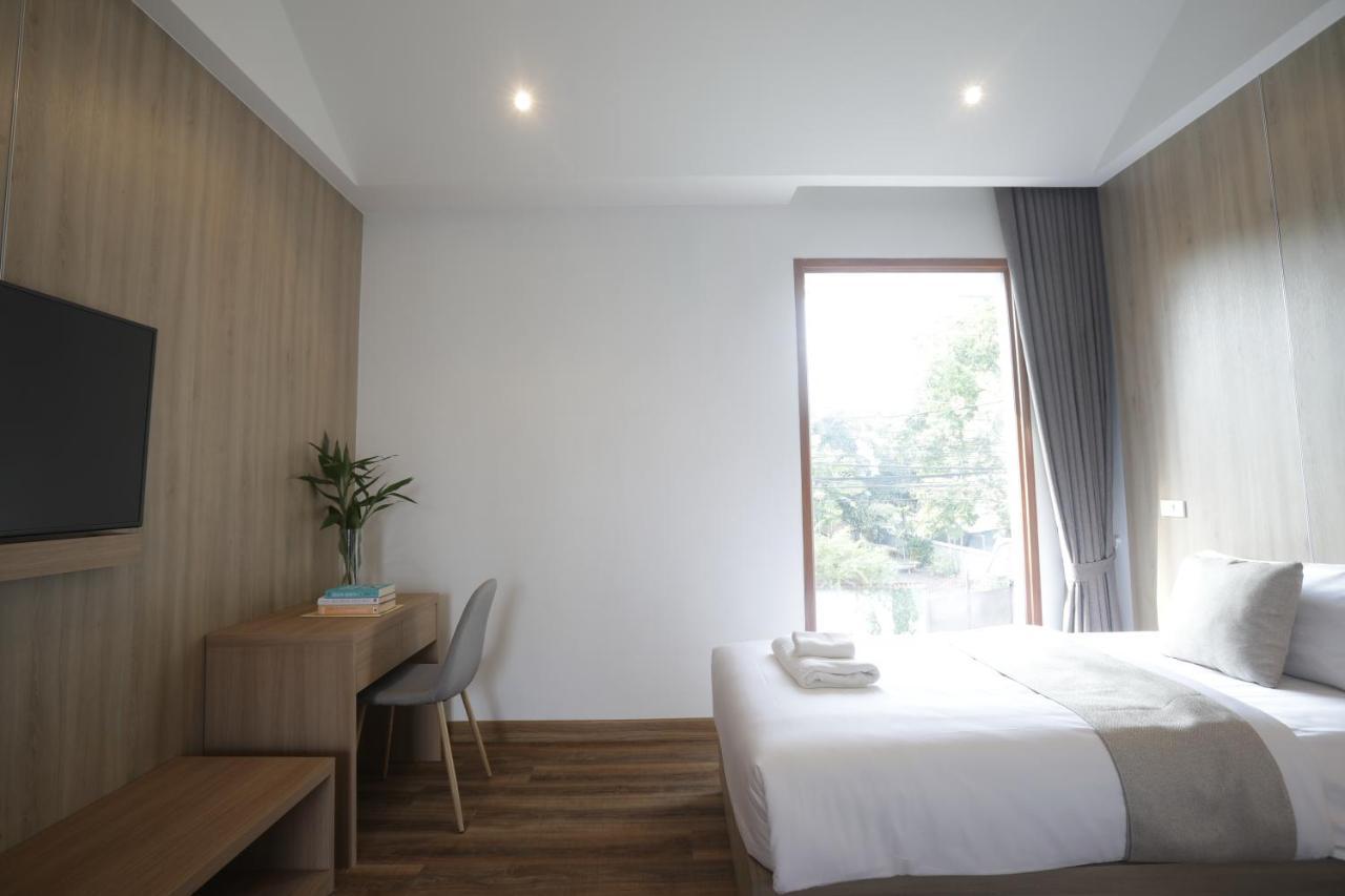 Four O'clock Hotel