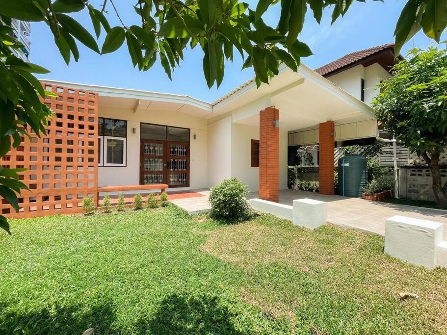 Casa de férias Ray's Home,3br With Front Yard,walkable To Nimman