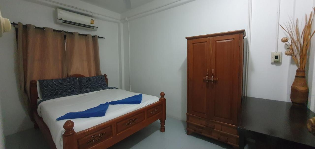 Singharat In The Old Apartment