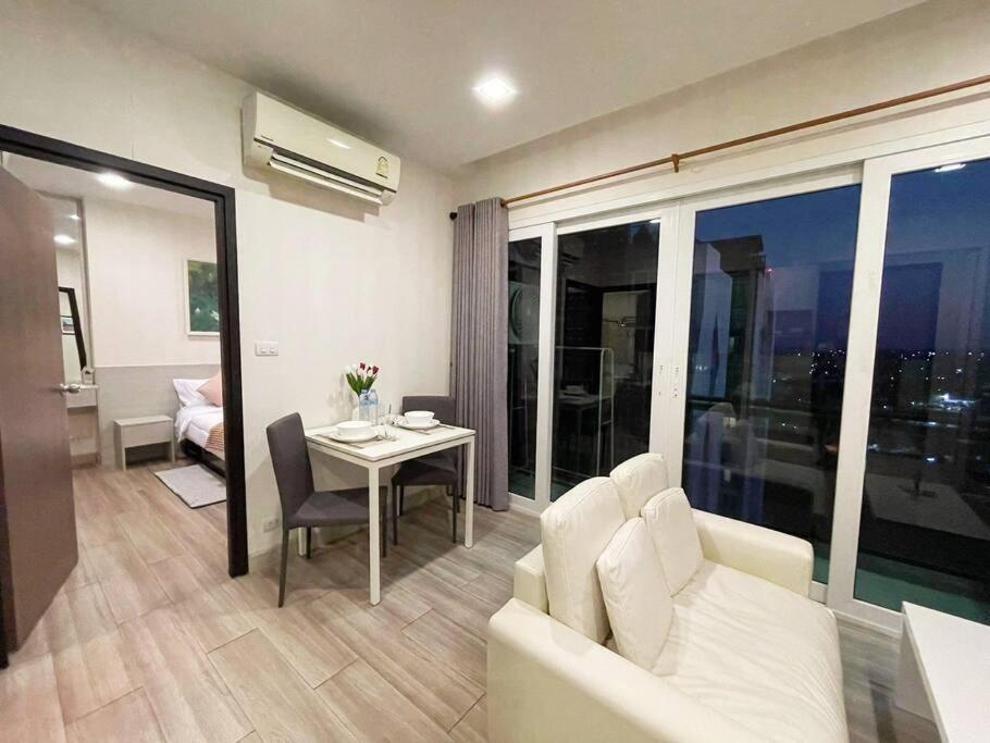 The Prio Near Airport Plaza Apartment