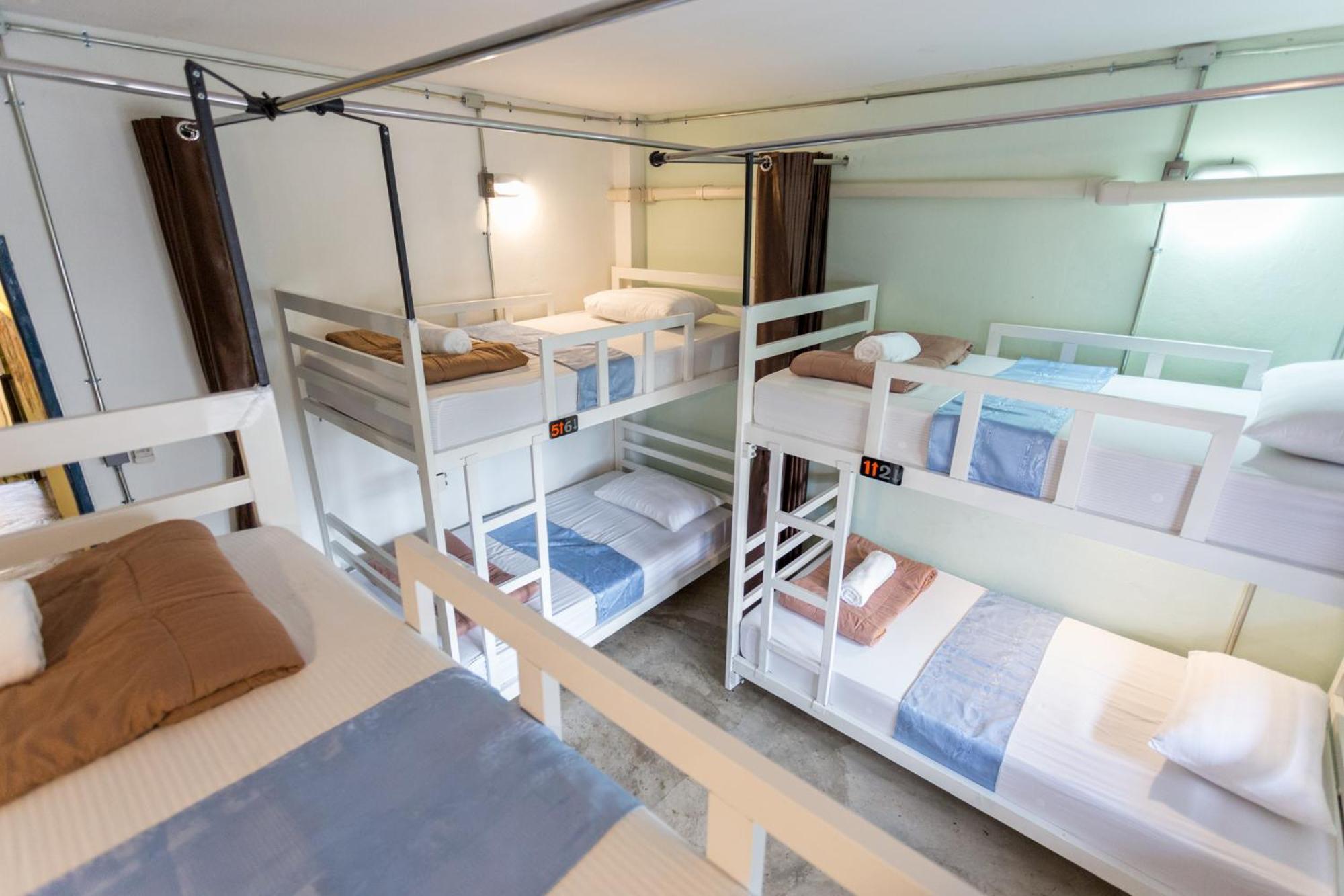 Zz Hostel *