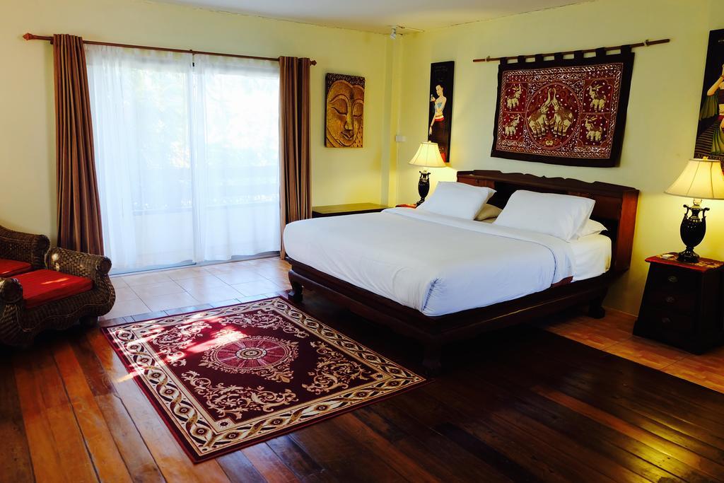 Joy's House & Tour Bed & Breakfast
