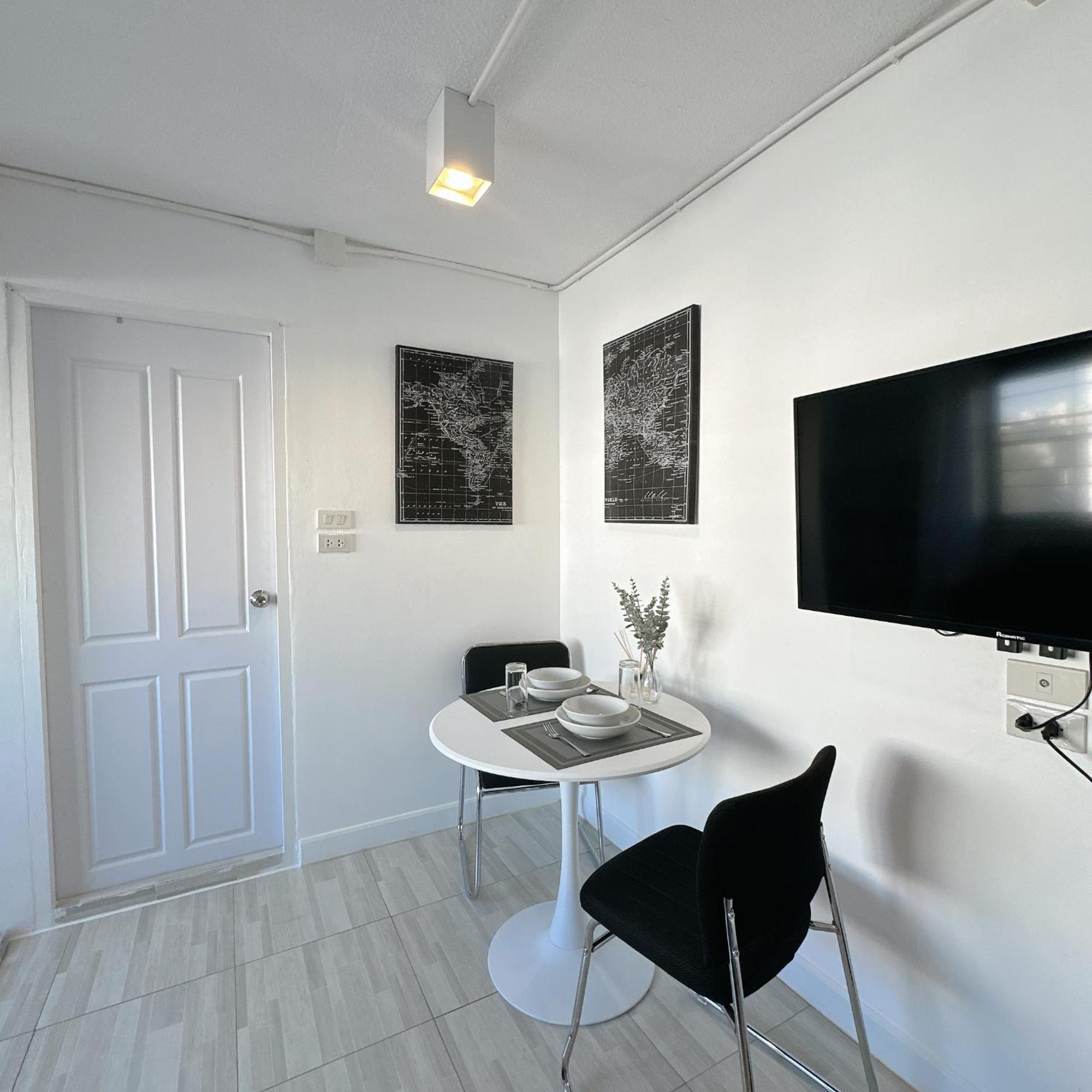 White & Black Cozy Heart Of Nimman Apartment *