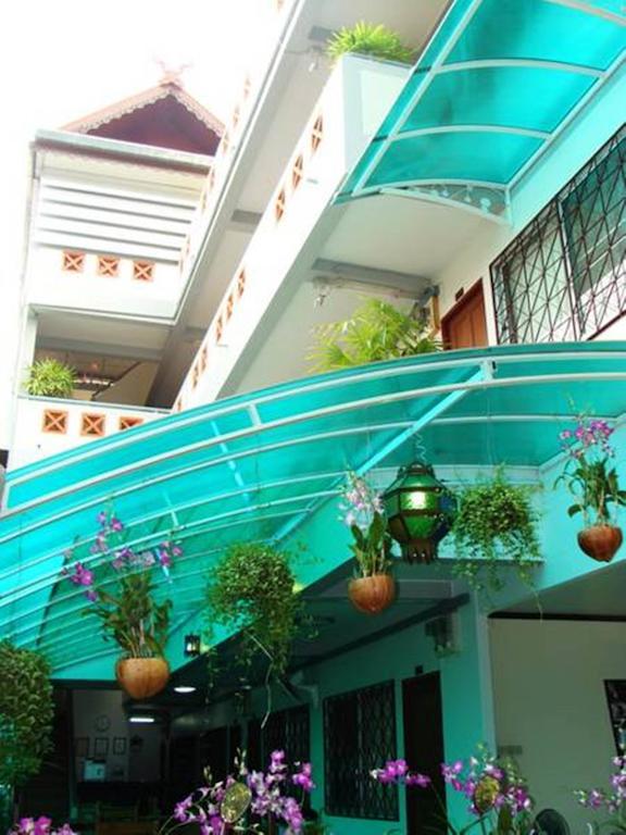 Junior House Hostel *