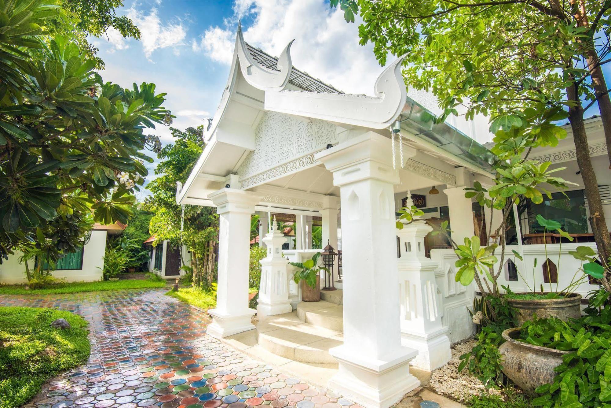 Resort E-outfitting Boutique