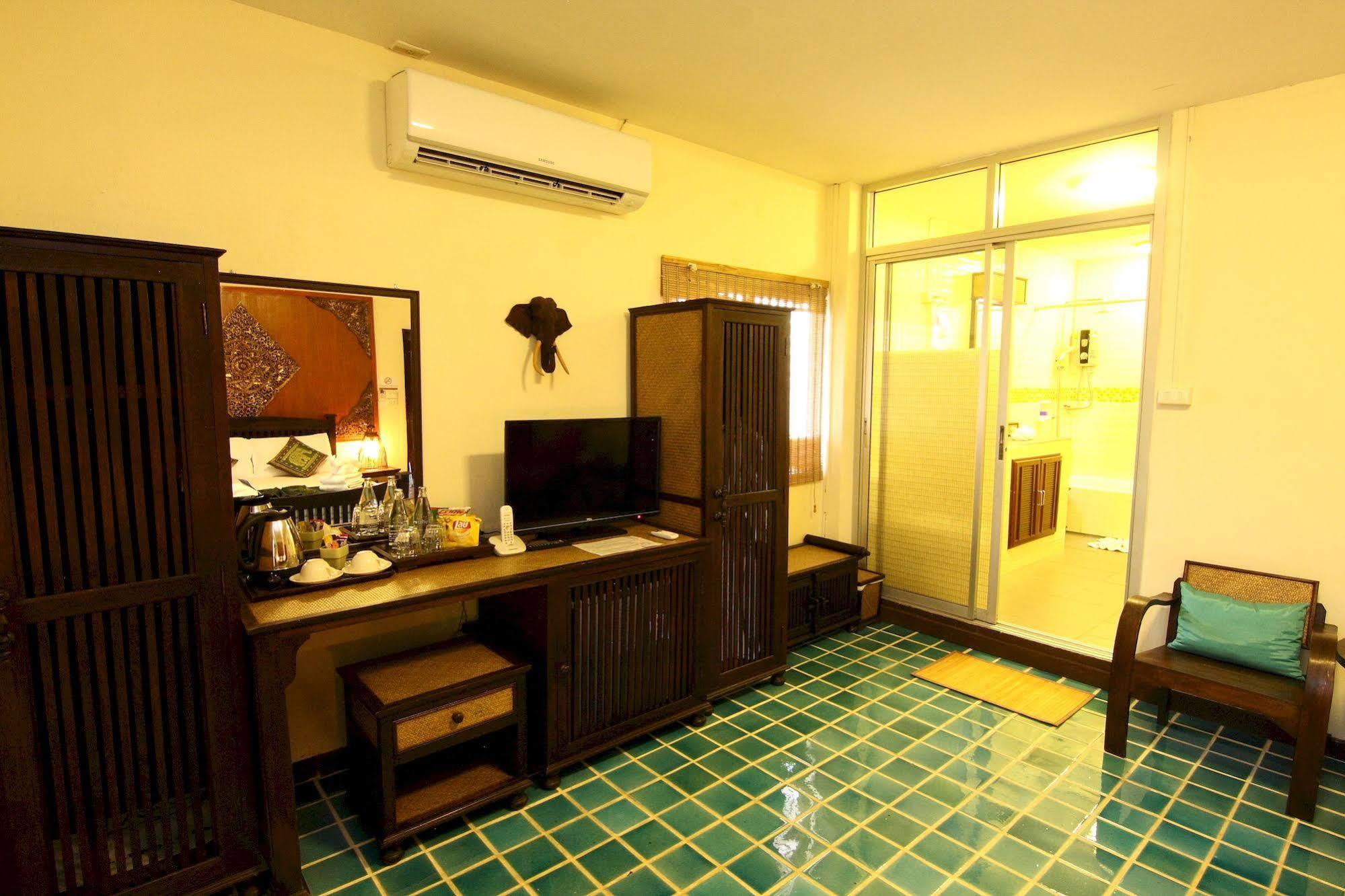 Hotel Cm Night Bazaar Boutique