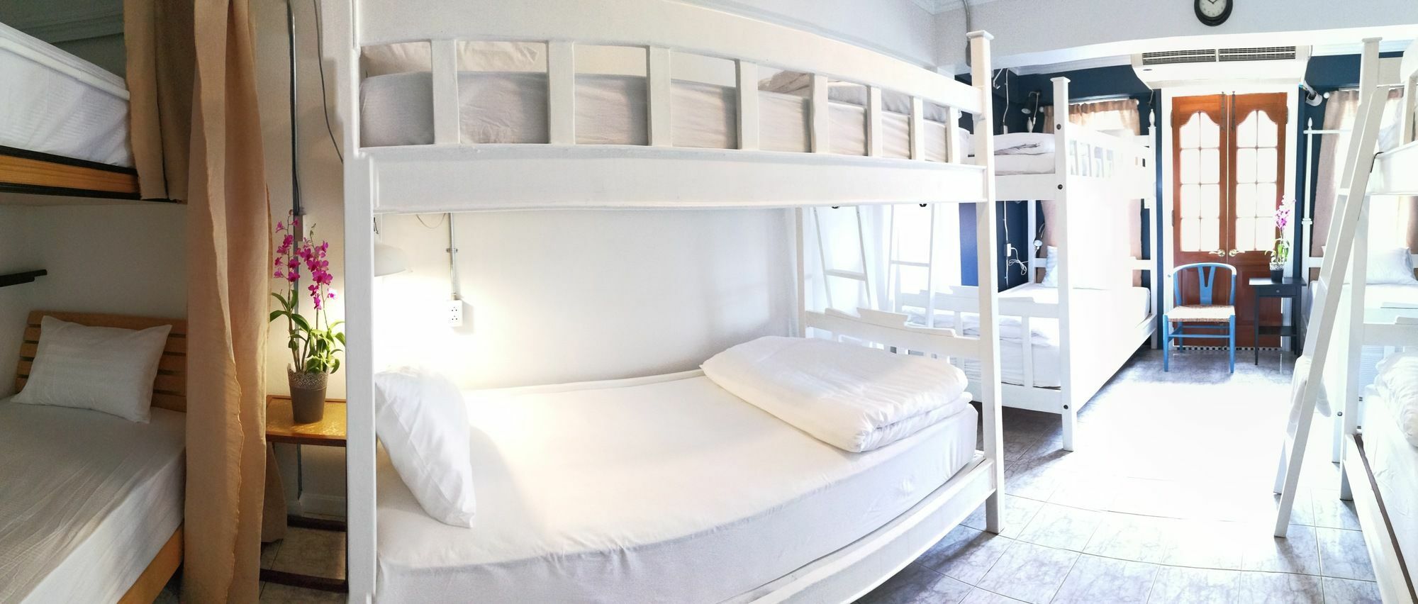 Bed In Town Hostel *